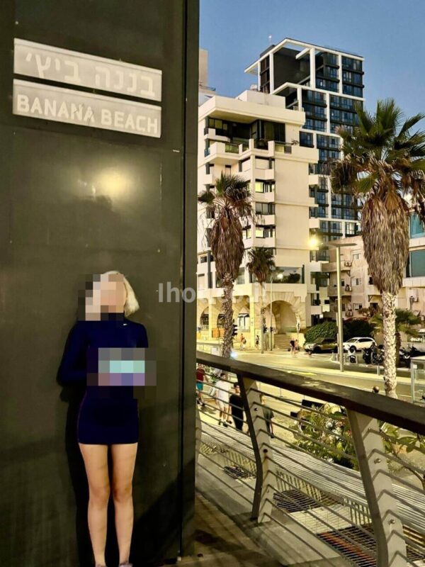 במרכז הארץ | חשפניות למלון | שיר | אמנית במה
